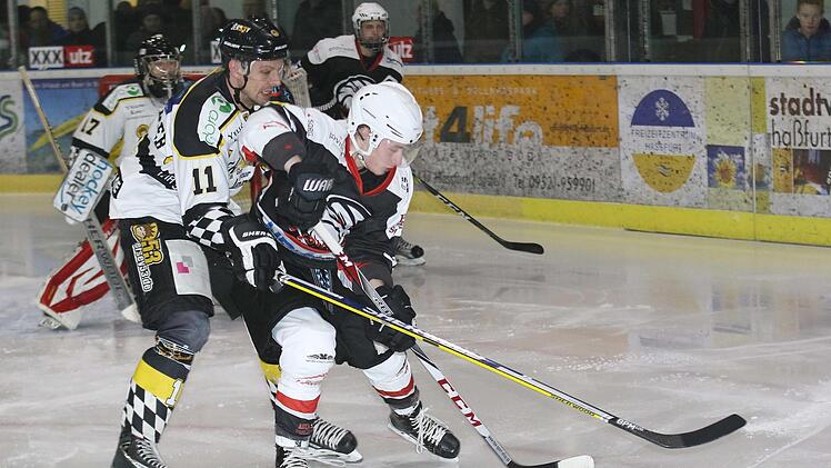 Wie in dieser Szene  durch  Ambergs Christoph Schönberger (links), muss sich der Haßfurter Rückkehrer Michael Stach auch beim Derby am Freitag in Bad Kissingen sowie am Sonntag im Heimspiel gegen den EHC Königsbrunn auf viel "hautenge" Gegenwehr einstellen.