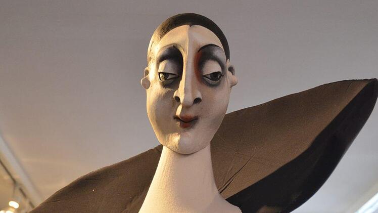 "Lady in Black", Paradenfigur von Sylvia Wanke.