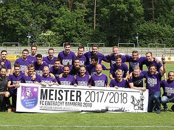 Nach dem Abpfiff rollten die FCE-Spieler das Meisterbanner aus. Fotos; sportpress