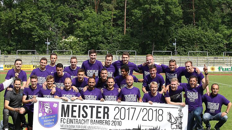 Nach dem Abpfiff rollten die FCE-Spieler das Meisterbanner aus. Fotos; sportpress