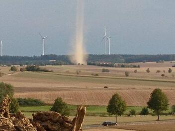 Wettervorhersage Franken: Besondere Wetterlage könnte Staubteufel erschaffen