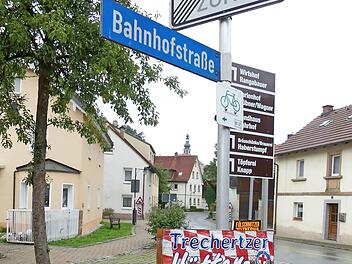 Auch in der Bahnhofstraße war das Plakat geklaut worden. Mittlerweile steht es wieder. Foto: Dieter Hübner