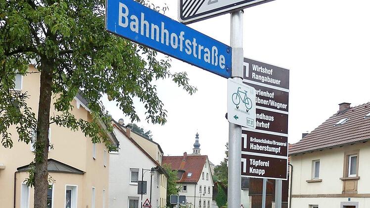 Auch in der Bahnhofstraße war das Plakat geklaut worden. Mittlerweile steht es wieder. Foto: Dieter Hübner