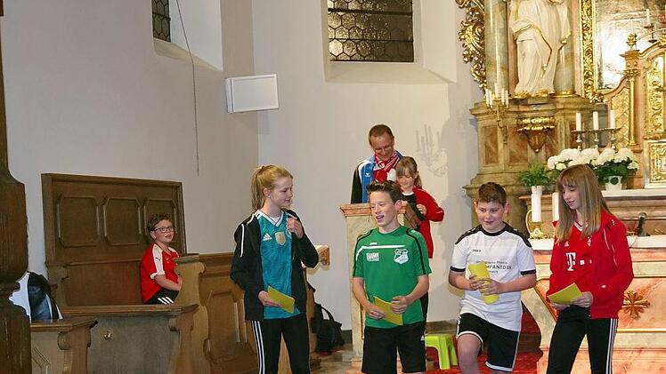 spitalkirche - schüler_ eltern und ehemalige der rs ii klärten die frage_ ob jesus fußball gespielt hat-