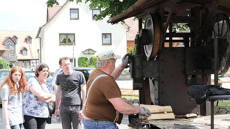 Bei der Vorführung eines historischen Säge-Spalt-Automaten Foto: Mathias Erlwein