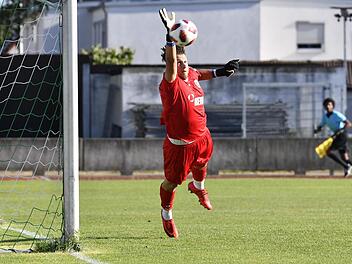 Tugay Akbakla hielt den Eltersdorfer Kasten beim Bayernliga-Spiel in Hof sauber. Foto: Sportfoto Zink