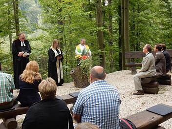 Zusammen mit den Pfarrern Alfred Beißer (links) und Mattias Haag (rechts) weihte Pfarrerin Carina Knoke den Begräbniswald.  Fotos: Reinhard Löwisch