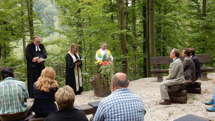 Zusammen mit den Pfarrern Alfred Beißer (links) und Mattias Haag (rechts) weihte Pfarrerin Carina Knoke den Begräbniswald.  Fotos: Reinhard Löwisch