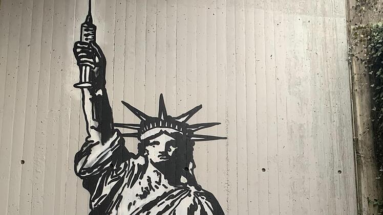 Freiheitsstatue, hier mal mit Spritze: In der Judenberg-Unterführung in Coburg gibt es seit diesen Tagen ein neues Kunstwerk zu bewundern.