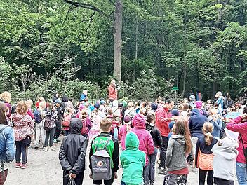 Konrektorin Gunhild Seitz zeichnete die Klassensieger aus beim Sponsorenlauf der Henneberg-Grundschule.