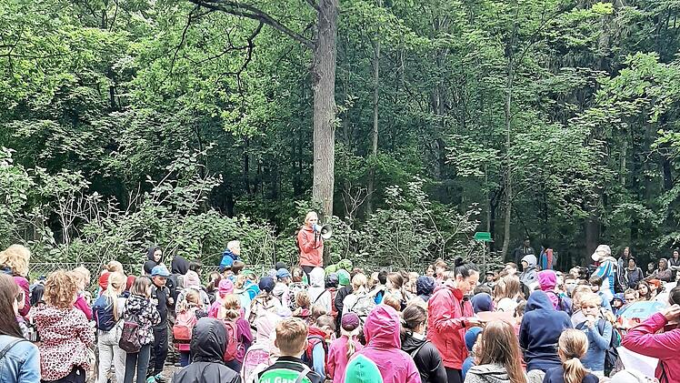 Konrektorin Gunhild Seitz zeichnete die Klassensieger aus beim Sponsorenlauf der Henneberg-Grundschule.