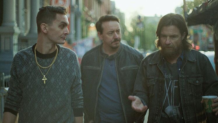 Vince (Jason Bateman, rechts) hat ernste Probleme mit dem Mob (Forrest Weber, links und Chris Coy).