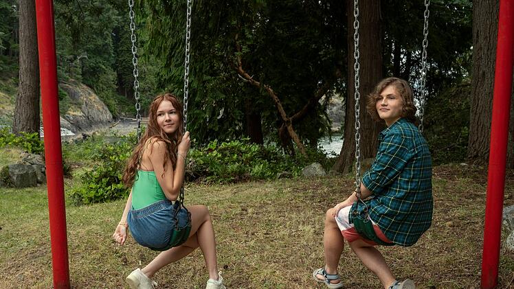 Percy (Juliette Hawk) und Sam (Blue Clarke) lernen sich als Teenager kennen und freunden sich an.