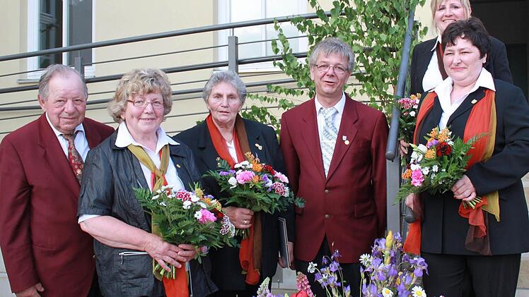Die Geehrten: Günter Jakelski (60 Jahre), Hannelore Eller (50 Jahre), Olga Jakelski (60 Jahre), Michael Dieckmann, Anja Hundt (hinten, 10 Jahre), Helga Jahn (40 Jahre, Ehrenmitglied). Foto: Becht