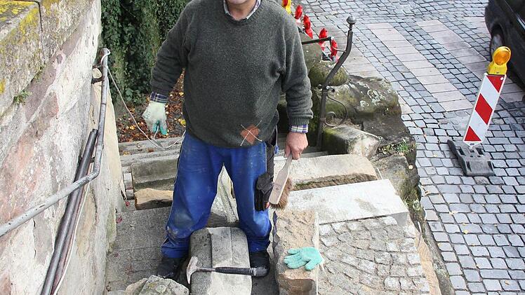 Gerhard Schneider saniert die Treppe zwischen Schwedenstraße und Bamberger Tor.  Foto: Schedel