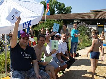 Höhe, Haltung und Wasserfontäne bewertete die Jury aus (von links) Constantin Reiter, Michael Weisheit und Günther Jackl, und als neutraler Beobachter fungierte Eltmanns Dritter Bürgermeister Peter Klein.