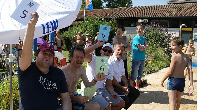 Höhe, Haltung und Wasserfontäne bewertete die Jury aus (von links) Constantin Reiter, Michael Weisheit und Günther Jackl, und als neutraler Beobachter fungierte Eltmanns Dritter Bürgermeister Peter Klein.