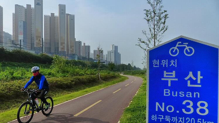 Einer von vielen Radwegen in Südkorea. Fast alle einheimischen Radler sind "vermummt", weil nur eine blasse Haut als schön gilt.