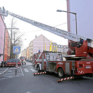 Wohnungsbrand in Nürnberg: Feuerwehr rettet Bewohner mit Drehleiter