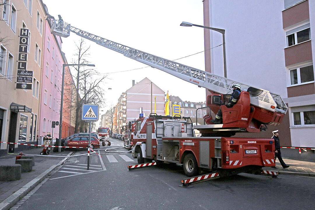 Wohnungsbrand in Nürnberg: Feuerwehr rettet Bewohner mit Drehleiter