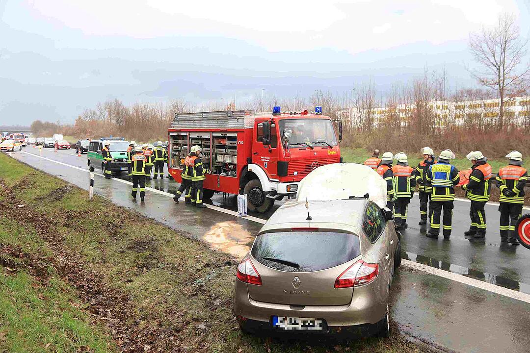 Buttenheim: Ehepaar überschlägt sich auf A73 bei nasser Fahrbahn