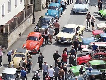 Oldtimer, so weit das Auge reicht, sind beim Treffen vom Eberner Grauturm aus zu sehen. Foto: gerdplietschpresse.de
