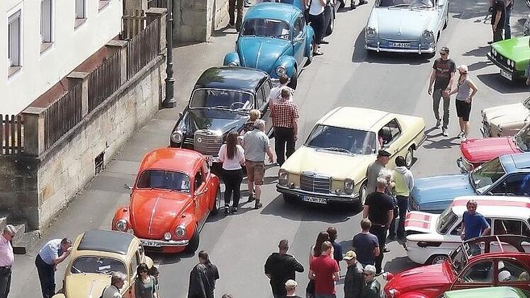 Oldtimer, so weit das Auge reicht, sind beim Treffen vom Eberner Grauturm aus zu sehen. Foto: gerdplietschpresse.de