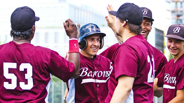 Die Barons feiern den Sieg in München. Foto: privat