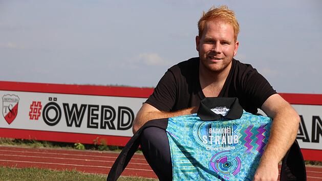 Philipp Metz vom TSV Oberthulba hatte zum Fototermin sein erstes Torwart-Trikot dabei. Steffen Standke