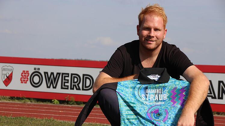 Philipp Metz vom TSV Oberthulba hatte zum Fototermin sein erstes Torwart-Trikot dabei. Steffen Standke