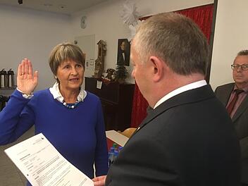 Landrat Thomas Bold vereidigte am Montag Ursula Müller-Ahammer als Kreisrätin. Foto: Ralf Ruppert