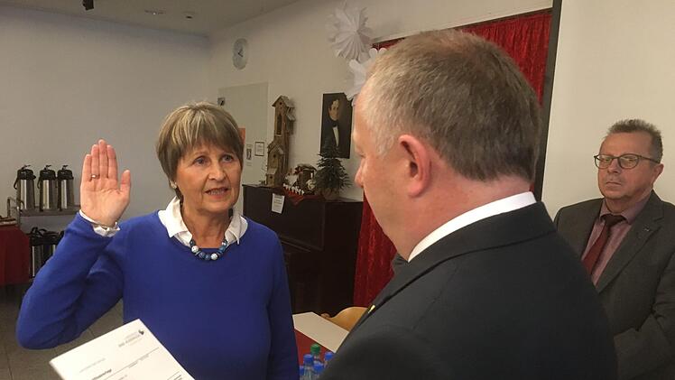 Landrat Thomas Bold vereidigte am Montag Ursula Müller-Ahammer als Kreisrätin. Foto: Ralf Ruppert