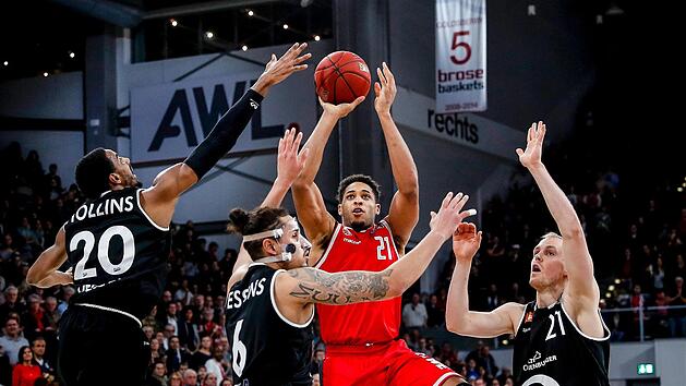 Von Augustine Rubit (mit Ball) muss mehr kommen als im ersten Viertelfinalspiel, in dem er nur zwei Punkte erzielte. Hier wirft der Bamberger Power Forward im Heimspiel der Hauptrunde gegen Rasta Vechta auf den Korb. Austin Hollins (links), Michael Kessens und Seth Hinrichs (rechts) strecken sich vergeblich. Foto: Daniel L&ouml;b