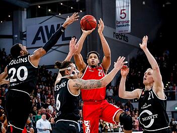 Von Augustine Rubit (mit Ball) muss mehr kommen als im ersten Viertelfinalspiel, in dem er nur zwei Punkte erzielte. Hier wirft der Bamberger Power Forward im Heimspiel der Hauptrunde gegen Rasta Vechta auf den Korb. Austin Hollins (links), Michael Kessens und Seth Hinrichs (rechts) strecken sich vergeblich. Foto: Daniel Löb