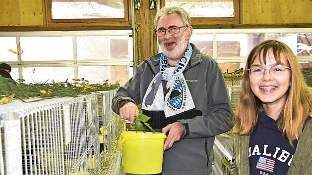 Dietmar Haensel und Lena Lindner versorgten die Kaninchen mit Gr&uuml;nfutter.  Fotos: Uschi Prawitz