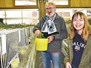 Dietmar Haensel und Lena Lindner versorgten die Kaninchen mit Grünfutter.  Fotos: Uschi Prawitz