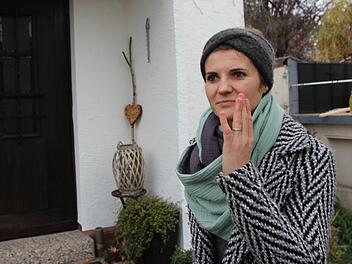 Karina Müller  vor ihrem Haus in der Callenberger Straße im Coburger Stadtteil Neuses: Sie und ihre Familie leiden regelmäßig unter üblen Gerüchen.  Foto: Oliver Schmidt