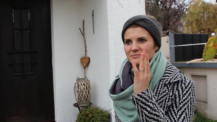 Karina Müller  vor ihrem Haus in der Callenberger Straße im Coburger Stadtteil Neuses: Sie und ihre Familie leiden regelmäßig unter üblen Gerüchen.  Foto: Oliver Schmidt