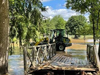 Eine Brücke wurde durch die Wassermassen zerstört. Foto:_ privat