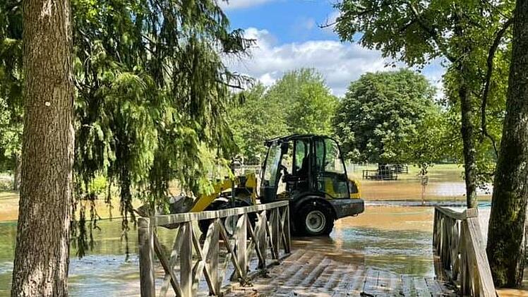 Eine Brücke wurde durch die Wassermassen zerstört. Foto:_ privat