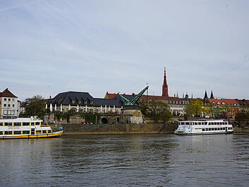 W&uuml;rzburg: Passantin rettet Frau aus Main - sie sprang Tasche hinterher
