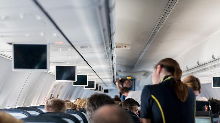 Das Flugpersonal sorgt für einen reibungslosen Flug. Dieser beginnt schon beim Einsteigen.