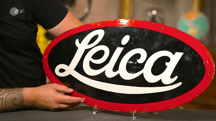 Gudrun und Silke aus Bad Harzburg und Goslar brachten ein bombiertes Emailleschild mit, das urspr&uuml;nglich aus dem Fotoladen von Silkes Familie stammt.