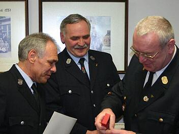 Die Brüder Hans und Bernhard Wolf erhielten Gold für 40 Jahre aktive Dienstzeit aus den Händen vom KBM Bernd Rüdiger. Foto: Thomas Meyer
