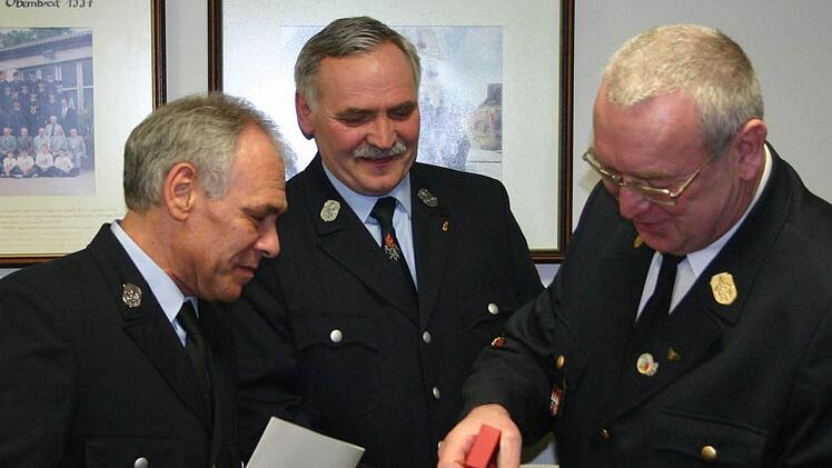 Die Brüder Hans und Bernhard Wolf erhielten Gold für 40 Jahre aktive Dienstzeit aus den Händen vom KBM Bernd Rüdiger. Foto: Thomas Meyer