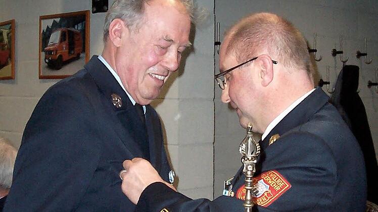 Fritz Schmidt wurde von Engelbert Scherer für 50 Jahre Feuerwehr geehrt.