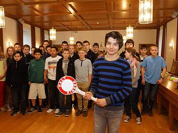 Jugendlich der Realschule, der Mittelschule und der Saaletal-Schule sorgen für Sicherheit auf dem Schulweg. Foto: Arkadius Guzy