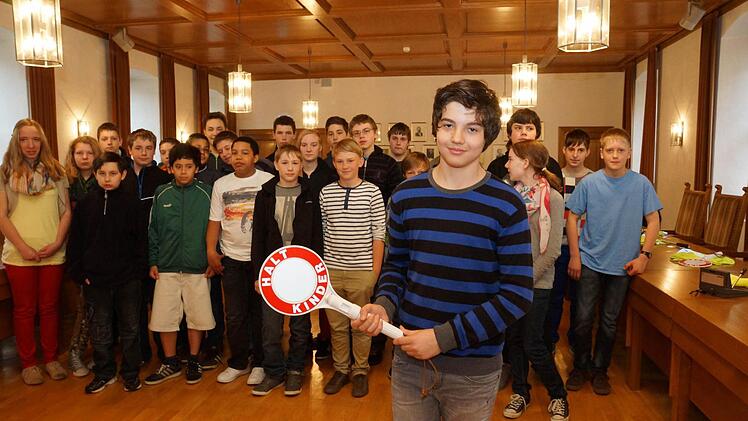 Jugendlich der Realschule, der Mittelschule und der Saaletal-Schule sorgen für Sicherheit auf dem Schulweg. Foto: Arkadius Guzy