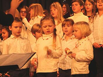 Für Aufsehen sorgen immer wieder auch die Jüngsten, die "Wallburgspatzen", hier mit dem Stück "Kling, Glöckchen, klingelingeling". Fotos: Günther Geiling