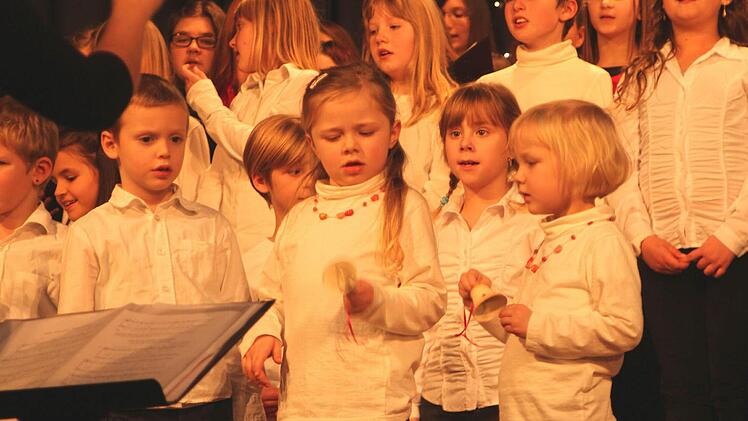 Für Aufsehen sorgen immer wieder auch die Jüngsten, die "Wallburgspatzen", hier mit dem Stück "Kling, Glöckchen, klingelingeling". Fotos: Günther Geiling